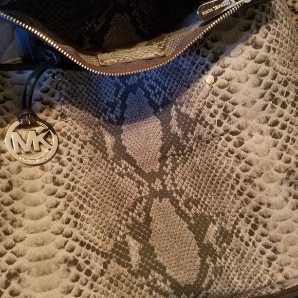 MK REVERSIBLE Tote w Large Matching Wallet inside. - Picture 3 of 4